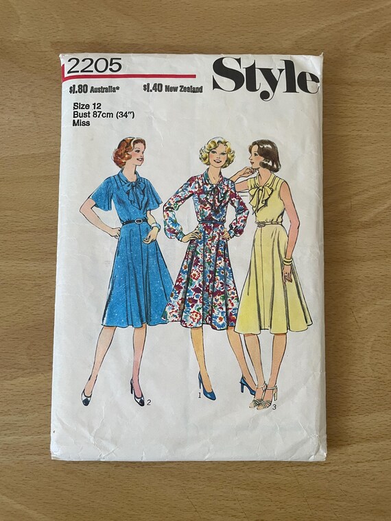 Style 2205 Vintage 70s Dress With Shoulder Tucks, Low