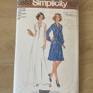 Op de afbeelding: Simplicity naaipatroon nummer 6883 voor een jurk. Het patroon bevat twee maten, 14 en 16, met borstomvang van 92 cm (36 inch) en 97 cm (38 inch). Het patroon toont een jurk met lange mouwen met een strikceintuur en een jurk zonder mouwen met knopen aan de voorkant.