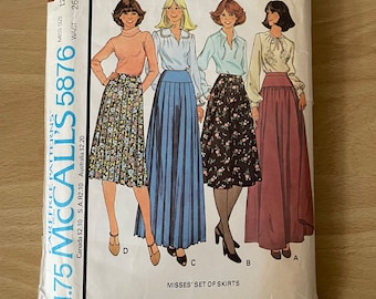 Patrón de costura de falda de talle alto vintage de los años 70 con canesú fruncido, bolsillos y aberturas laterales 5876 de McCall