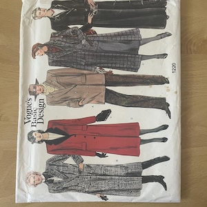 Può includere: Un pacchetto di modelli di cucito Vogue Basic Design vintage. Il pacchetto presenta illustrazioni di cappotti da donna in vari stili, tra cui un cappotto lungo nero, un cappotto a quadri, un cappotto marrone, un cappotto rosso e un cappotto in tweed. Il pacchetto ha il numero 1220.