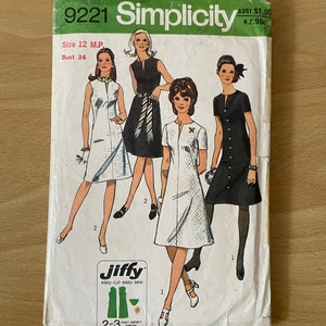 Puede incluir: Patrón de costura Simplicity número 9221 para un vestido. El patrón es para la talla 12 y tiene una medida de pecho de 86 cm. El patrón incluye instrucciones para hacer un vestido con un diseño Jiffy easy cut-easy sew. La portada del patrón presenta a tres mujeres vistiendo diferentes versiones del vestido.