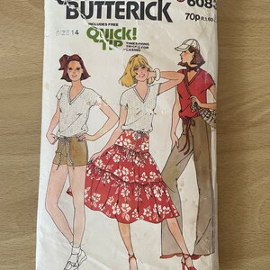 Può includere: Un modello di cucito vintage per abbigliamento femminile. Il modello è per una gonna, pantaloncini e una camicetta. Il modello è di Butterick e il numero è 6083. Il modello include un Quick Tip per trucchi di risparmio di tempo per il cordoncino.