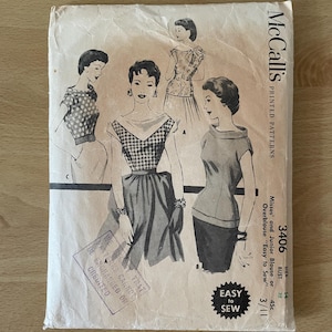 Könnte beinhalten: Vintage McCall's Schnittmuster für eine Bluse oder Oberbluse. Das Schnittmuster ist für die Größen 14, 32 Büste und 45 Cent. Das Schnittmuster ist mit "Easy to Sew" gekennzeichnet und zeigt drei verschiedene Bluzenstile.