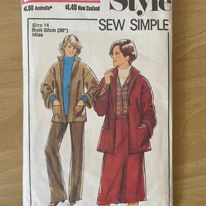 Puede incluir: Sobre de patrón de costura con un diseño de estilo vintage. El patrón es para una chaqueta y una falda. La modelo lleva una chaqueta marrón y una falda roja. El patrón es para la talla 14, pecho 92 cm.