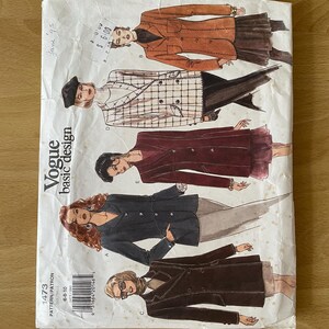 Pode incluir: Um padrão de costura vintage para um blazer de dupla abotoadura. O padrão é para os tamanhos 6-8-10 e é da Vogue Basic Design. O padrão mostra quatro estilos diferentes de blazers, incluindo um blazer castanho com colarinho, um blazer preto com colarinho, um blazer vermelho com colarinho e um blazer xadrez branco e preto com colarinho.