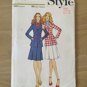 Style 3541 vintage 70s blazer with button up front, collar and revers, sleeves and pockets plus skirt with front pleats sewing pattern