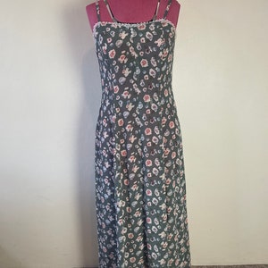 Sweet vintage green floral dress with straps, buttons and lace detail