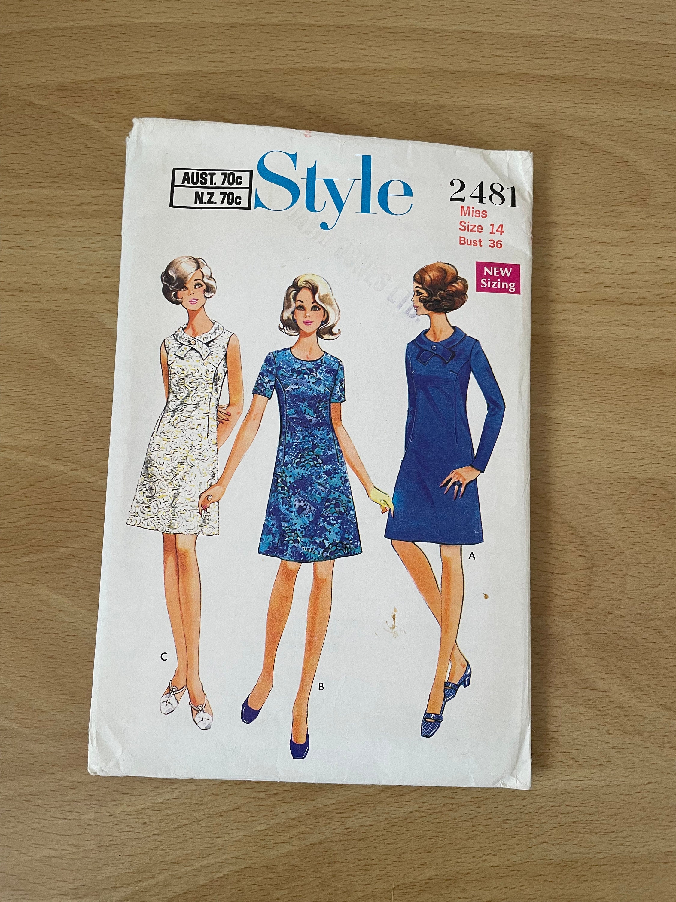 Style 2481 robe trapeze semi ajustee vintage des annees 60 avec encolure ronde ou col avec bordure boutonnee et patron de couture a manches longues ou courtes Etsy France