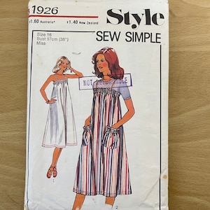 Style 1926 vintage 70s dress or pinafore with shoulder straps, elastic edges, frills and pockets sewing pattern