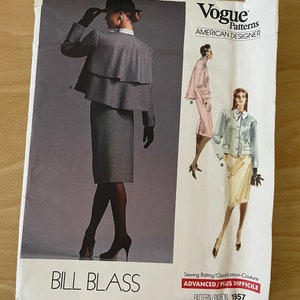Vogue 1957 vintage des années 80 Bill Blass jupe droite avec poche et ourlet fendu plus veste boutonnée ample avec motif de couture évasé au dos
