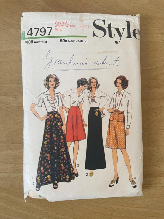 Style 4797 Vintage 70s Skirt in Two Lengths With Waistband, Side