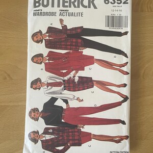 Puede incluir: Un sobre de patrón de costura Butterick con ilustraciones de diseños de ropa de mujer. La portada muestra el texto "BUTTERICK 6352" y "TODAY'S WARDROBE ACTUALITÉ". Las tallas son 12-14-16.