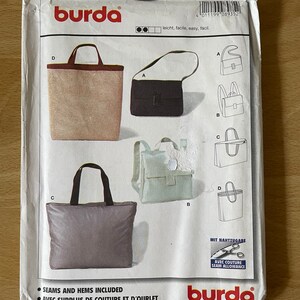 Può includere: Modello di cucito Burda numero 8935 per borse. Il modello include istruzioni per realizzare cinque borse diverse: una borsa a tracolla, una borsa a tracolla, uno zaino, una borsa a mano e una borsa a tracolla. Il modello è stampato su carta bianca con testo nero e rosso. Il testo sul modello dice "leicht, facile, easy, fácil." e "SEAMS AND HEMS INCLUDED, AVEC SURPLUS DE COUTURE ET D'OURLET, CON MARGENES PARA COSTURA Y DOBLADILLOS".