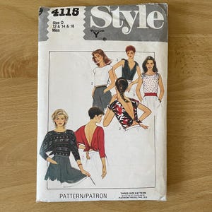 Könnte beinhalten: Ein Schnittmuster für ein Damen-Oberteil mit einem Knotenrücken. Das Schnittmuster ist für die Größen 12, 14 und 16. Das Schnittmuster heißt "Style" und die Schnittmuster-Nummer ist 4115.
