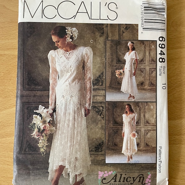 McCall’s 6948 vintage 90 Alicyn a ajusté des robes de mariée avec taille tombante, ourlet asymétrique, manches et motif de couture à volants