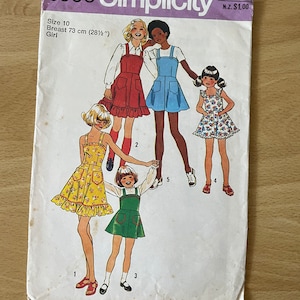 Simplicity 6996 vintage 70-talsklänning för flickor med axelband, volang och påsydda fickor som tillval, sömnadsmönster storlek 10