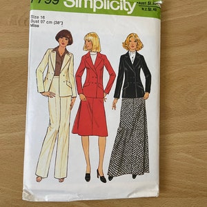 Könnte beinhalten: Simplicity Schnittmuster Nummer 7799 für eine junge Dame, Größe 16, Brustumfang 97 cm. Das Schnittmuster zeigt drei verschiedene Looks für einen Blazer, einen Rock und eine Hose. Das Modell links trägt einen weißen Blazer und eine weiße Hose. Das Modell in der Mitte trägt einen roten Blazer und einen Rock. Das Modell rechts trägt einen schwarzen Blazer und einen schwarz-weiß karierten Rock.