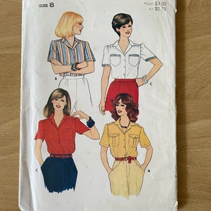 Puede incluir: Un patrón de costura vintage para una blusa de mujer. El patrón es para el patrón Butterick número 4224, talla 8. El patrón muestra cuatro estilos diferentes de blusas, cada una con un cuello y un estilo de manga diferentes. El patrón está impreso en papel blanco con texto negro e ilustraciones.