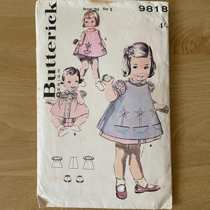 バタリック 9818 60 年代ヴィンテージ ボタンアップ ドレス、ピーターパン カラー、パフ スリーブ、それにマッチするパンティーの縫製パターン