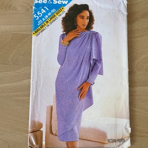 Könnte beinhalten: Ein Vintage-Schnittmuster für ein lilafarbenes Kleid mit drapiertem Ausschnitt. Das Schnittmuster ist für die Größen 8-10-12 und in großen Größen erhältlich. Das Schnittmuster heißt "See & Sew" und die Nummer ist 5541.