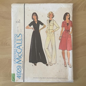 Puede incluir: Patrón de costura vintage de McCall's para chaqueta, falda y pantalón sin forro para mujer. El patrón presenta ilustraciones de un vestido negro, un mono blanco y un vestido rojo. La talla del patrón es 12, con un contorno de busto de 87 cm, y el texto "4929 McCall's".