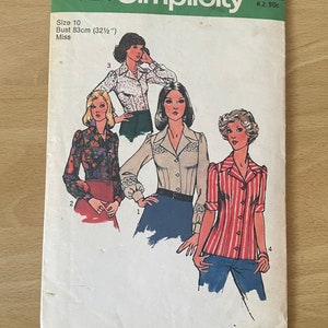 Puede incluir: Patrón de costura Simplicity número 6524 para una señorita, talla 10, contorno de pecho 83 cm. El patrón muestra cuatro estilos diferentes de blusas con mangas largas y cortas.