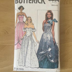 Op de afbeelding: Een Butterick naaipatroon envelop met illustraties van formele jurken. De envelop is wit met de merknaam en het patroonnummer bovenaan. De maat is aangegeven als 12-14-16.