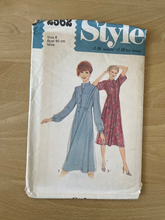 Style 2562 Vintage 70s Feminine Button up Dress With Pleats, High