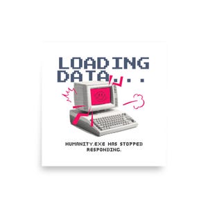 Può includere: Stampa quadrata con un computer retrò e una faccia sorridente sullo schermo. Il testo "LOADING DATA..." è sopra il computer e "HUMANITY.EXE HAS STOPPED RESPONDING" è sotto. Il design utilizza un carattere pixelato e accenti rosa.