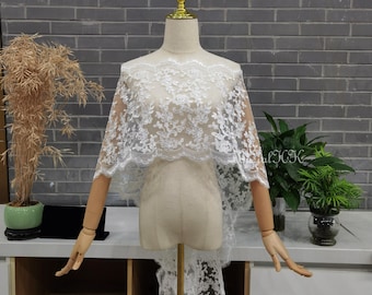 Capa de noiva com renda floral e ombros à mostra, xale removível para casamento na cor marfim.