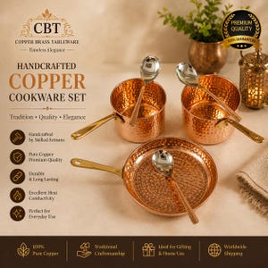 Puede incluir: Un juego de utensilios de cocina de cobre martillado que incluye dos ollas profundas y una sartén poco profunda, cada una con un mango largo y liso de color latón. Tres cucharas plateadas pulidas están colocadas dentro de las piezas.