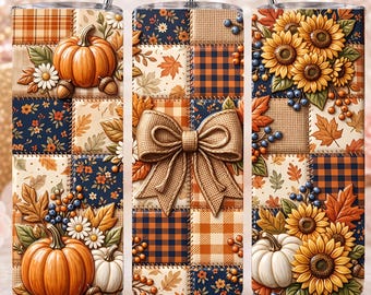 Puede incluir: Un vaso cilíndrico con un diseño de patchwork de motivos otoñales que incluye calabazas naranjas, girasoles amarillos, bayas azules, cuadros y hojas de otoño. Un gran lazo de color canela está centrado en el diseño y tiene una pajita de metal.