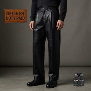 Peut inclure: Pantalon noir avec un motif texturé en peau de crocodile, une coupe taille haute avec des plis sur le devant et des jambes droites. Le vêtement est associé à un pull sombre et des chaussures en cuir noir. Étiquette brune DELIVER DUTY PAID.