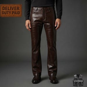 Könnte beinhalten: Dunkelbraune Hose mit einer strukturierten Krokodilleder-Optik. Die Hose hat ein klassisches Fünf-Taschen-Design mit sichtbaren Nähten, einen Knopfverschluss und einen geraden Schnitt. Sie wird mit dunkelbraunen Lederstiefeln und einem schwarzen Pullover kombiniert.