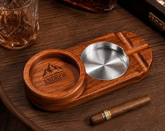 Personalisierter Zigarrenaschenbecher aus Holz mit Whiskyglashalter, individuelles Tablett für Zigarren und Bourbon, Geschenk für Ehemann, Vater oder Trauzeugen