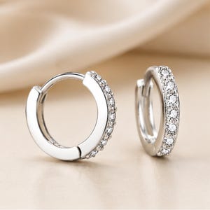 925 Sterling Silver Sparkling Zircon Hoop Earrings for Women Classic Round Huggie Earrings Minimalist Bridal Party Gift Jewelry for Her Cute