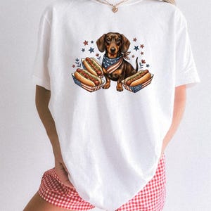 Koszulka z kiełbaską, zabawny patriotyczny jamnik otoczony hot dogami, koszulka z glitchcore'em Doxie Silfamous, komfortowe kolory 1717