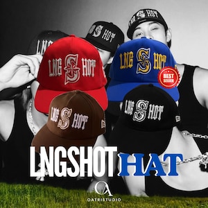 Può includere: Una collezione di cappellini da baseball in rosso, blu, marrone e nero, ognuno con il testo ricamato LNG SHOT con una S stilizzata. Il cappellino blu include un badge circolare rosso con il testo BEST SELLER. Il testo LNGSHOT HAT è sovrapposto.