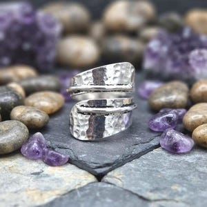 Anillo envolvente martillado de plata de ley, joyería llamativa con banda abierta ajustable.