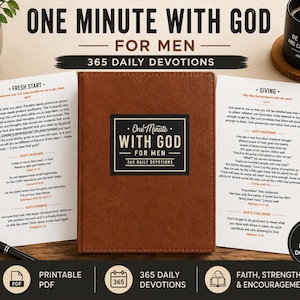 Könnte beinhalten: Ein braunes, lederartiges Andachtsbuch mit dem Titel One Minute With God For Men 365 Daily Devotions, dargestellt mit zwei aufgeschlagenen Seiten mit täglichen Lesungen, einem schwarzen Stift und einer schwarzen Tasse mit dem Text Be Strong And Courageous Joshua 1:9.