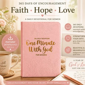 Op de afbeelding: Een roze devotieboek getiteld One Minute With God For Women met in reliëf aangebrachte bloemmotieven. De kaft is voorzien van gouden letters. Omringende elementen zijn een witte mok met de tekst Be still and know Psalm 46:10, een pen en tekstoverlays met details over 365 dagelijkse devoties en opties voor een directe PDF-download.