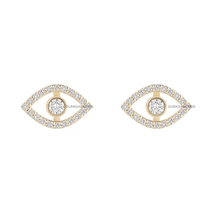 Könnte beinhalten: Ein Paar Ohrstecker aus Gold in Augenform mit einem zentralen Diamanten im Brillantschliff, umgeben von einer pavé-gefassten Diamantbordüre. Der Text OURADIAMONDS ist rechts auf jedem Ohrstecker zu sehen, der einen Rahmen aus Gelbgold hat.