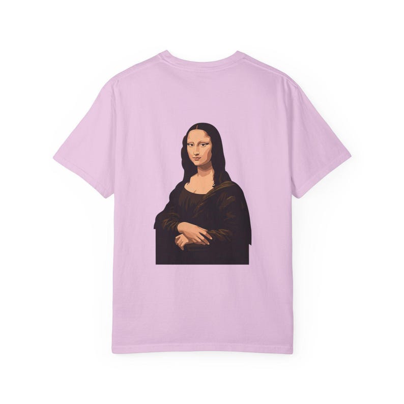 The back of a light pink t-shirt features a graphic of the Mona Lisa portrait.