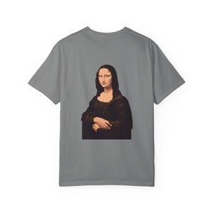 The back of a gray t-shirt displays a graphic of the Mona Lisa portrait.