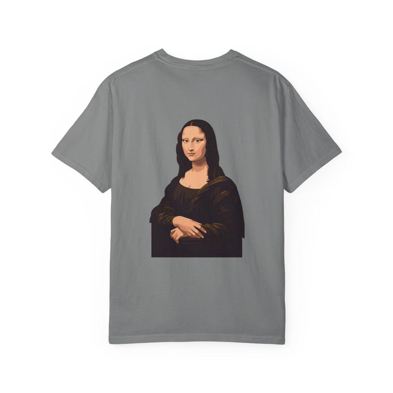 The back of a gray t-shirt displays a graphic of the Mona Lisa portrait.