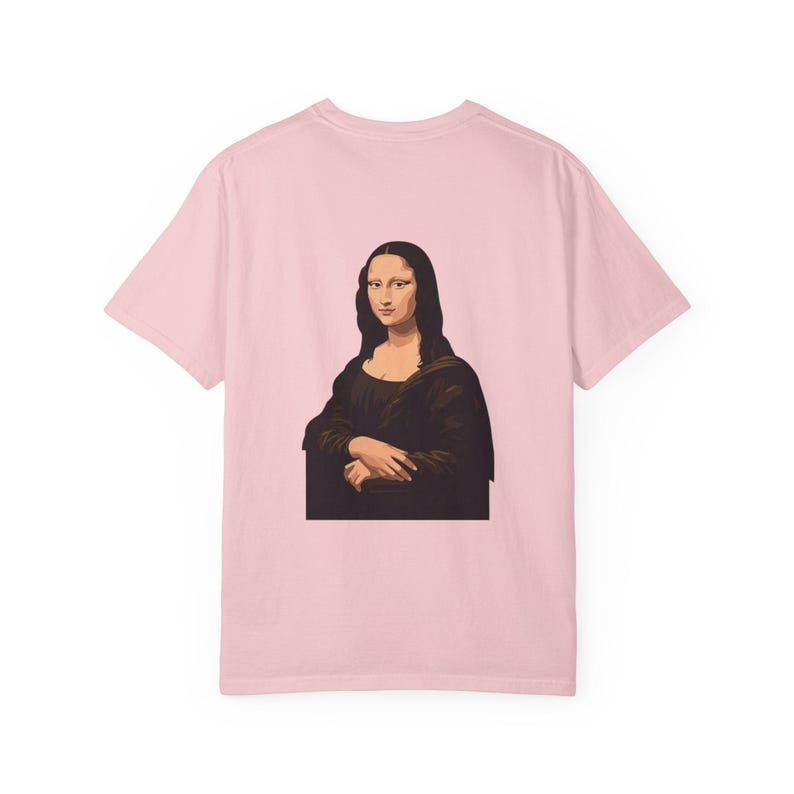 The back of a pale pink t-shirt displays a graphic of the Mona Lisa portrait.