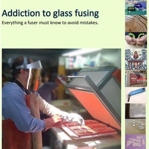 Może przedstawiać: Osoba w odzieży ochronnej pracuje ze szkłem w piecu. Obraz zatytułowany "Addiction to glass fusing" z podtytułem "Everything a fuser must know to avoid mistakes."
