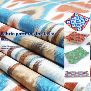 Puede incluir: Primer plano de tela doblada con rayas y patrones azules, blancos, marrones y naranjas. El texto "Fabric patterns in glass: Ikat" es visible. También se muestran imágenes adicionales de objetos de vidrio estampados.