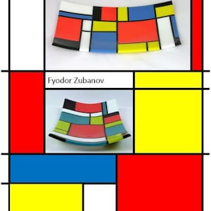 Może przedstawiać: Dwa szklane półmiski w stylu Mondriana. Górny półmisek jest prostokątny, a dolny kwadratowy. Oba mają geometryczny wzór z czerwieni, żółci, niebieskiego, czarnego i białego. U góry znajduje się napis "Mondrian style in glass".