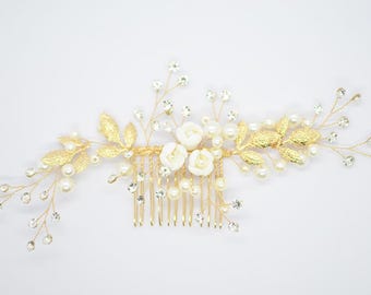 Peineta de novia, tocado nupcial con hojas y flores blancas, accesorios de perlas.